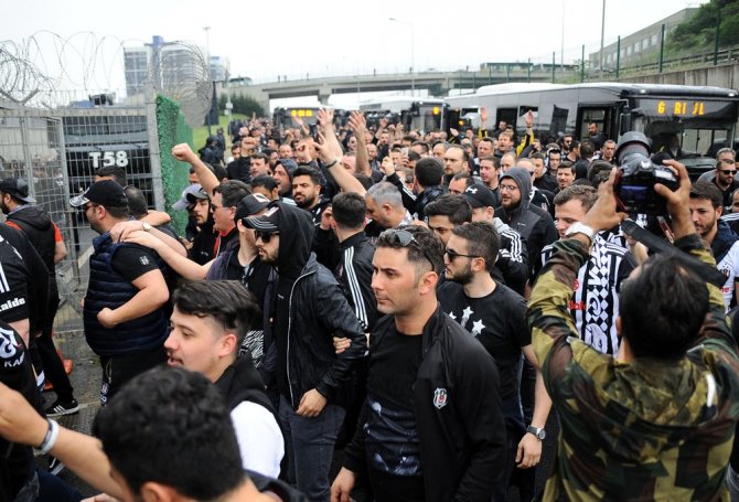 Beşiktaş Taraftarı Türk Telekom Stadyumu’na Geldi