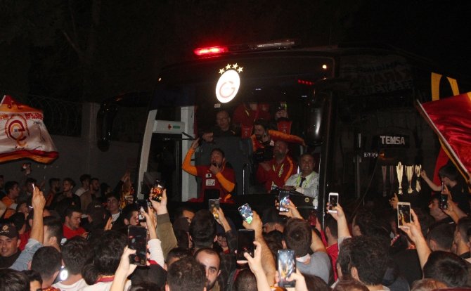 Galatasaray Kafilesi Tesislere Geldi