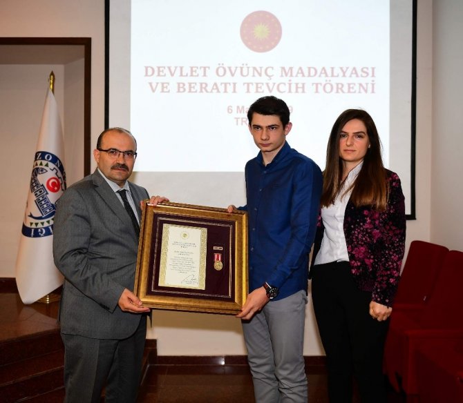 Trabzon’da Şehit Aileleri Ve Gazilere Devlet Övünç Madalyası Verildi