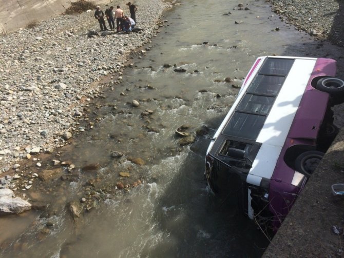 Hopa’da Dolmuş Minibüsü Dereye Yuvarlandı, Minibüsün Boş Olması Faciayı Önledi