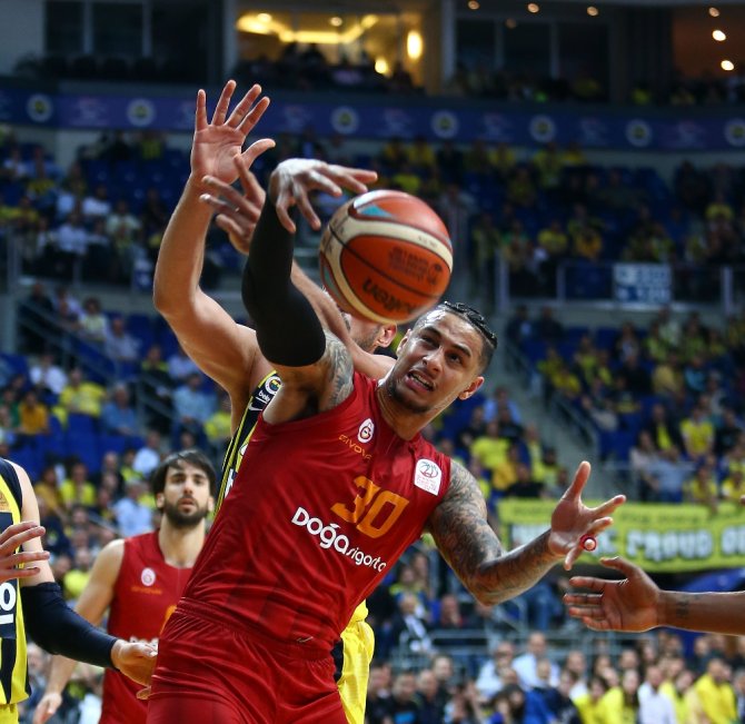 Fenerbahçe Liderliğe Yükseldi