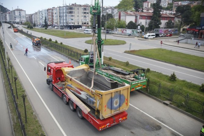 Damperi Açılan Hafriyat Kamyonu Üst Geçide Çarptı
