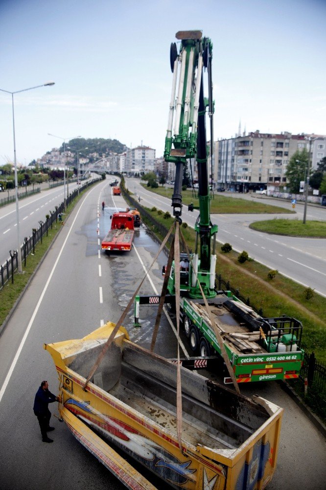 Damperi Açılan Hafriyat Kamyonu Üst Geçide Çarptı