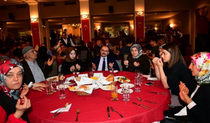 Şehit Aileleri Ve Gazilerle İftarda Buluştular