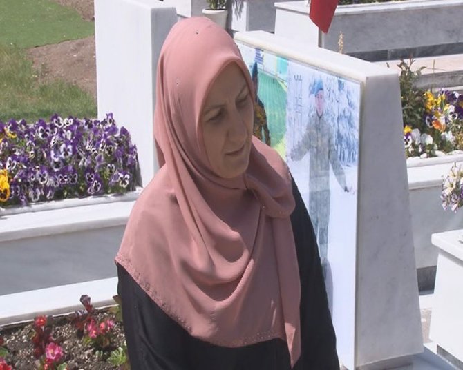 Şehit Annesi Oğlunun Kabriyle Karşı Karşıya Yaşıyor