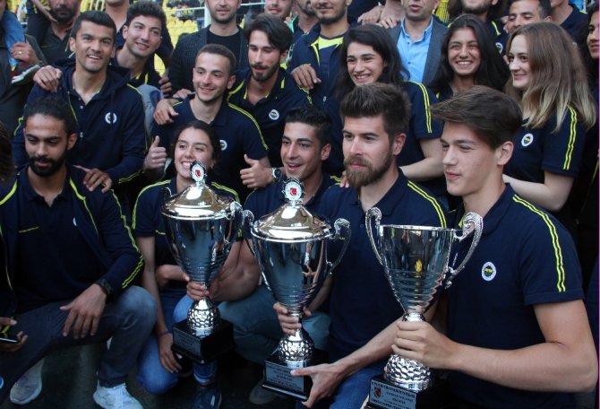 Fenerbahçe’de Kupalar Sergilendi