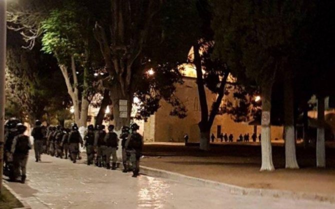 İsrail Askerleri Namaz Kılanları Zorla Çıkarttı