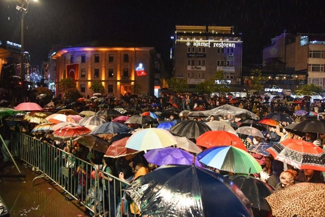 Yağmur Altında Türkü Gecesi