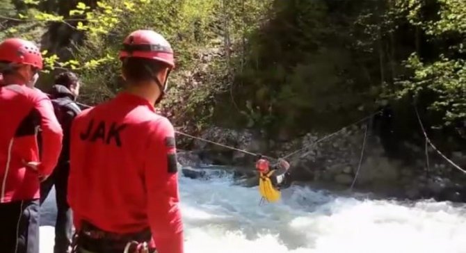 Jak Timleri Kayıp Gazeteciyi Bulmak İçin Derebaşı Deresi’nde Zor Şartlar Altında Engelleri İşte Böyle Aşıyor