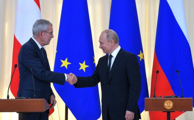 Putin Ve Avusturya Cumhurbaşkanı Bellen Bir Araya Geldi