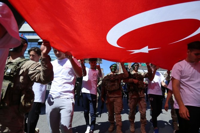 Trabzon’daki Gençlik Yürüyüşü’nden Renkli Kareler