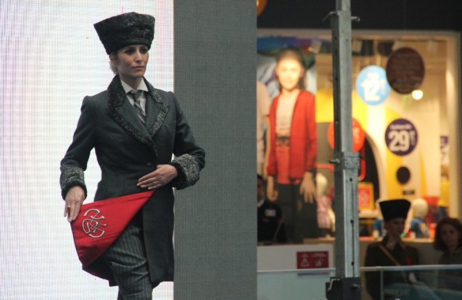 Atatürk’ün Kıyafetlerinden Esinlenilen Defileye Büyük İlgi
