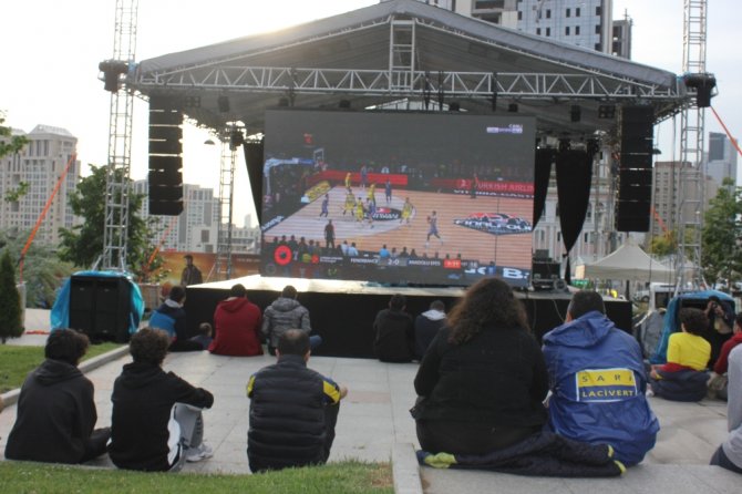 Final Four İçin İstanbul’da Dev Ekran Kuruldu