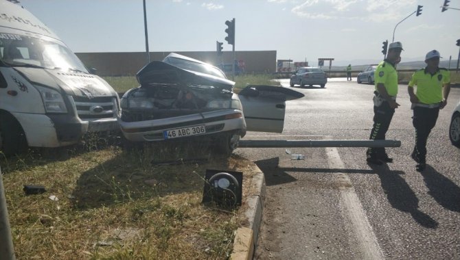 Minibüs İle Otomobil Çarpıştı: 5 Yaralı