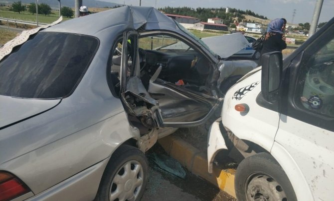Minibüs İle Otomobil Çarpıştı: 5 Yaralı