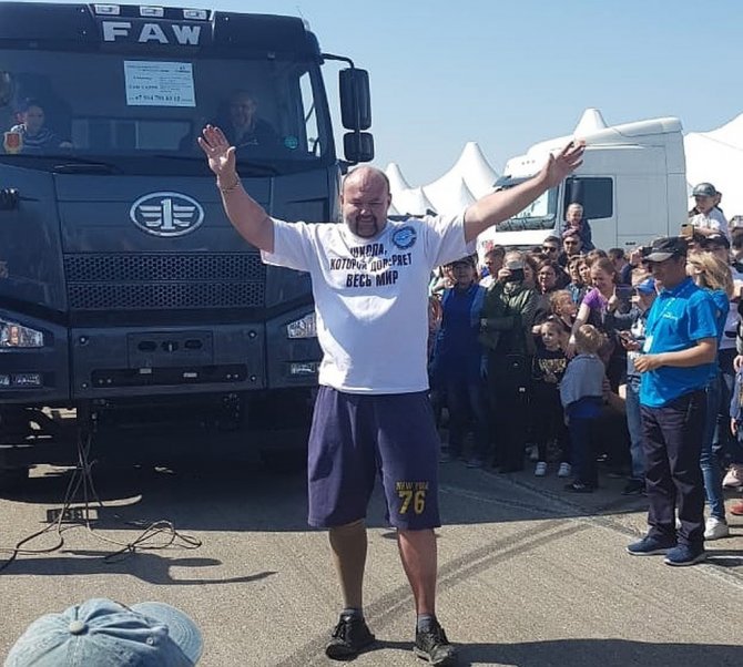 Rus Rekortmen 18 Tonluk Kamyonu İple Çekerek Yeni Dünya Rekoruna İmza Attı