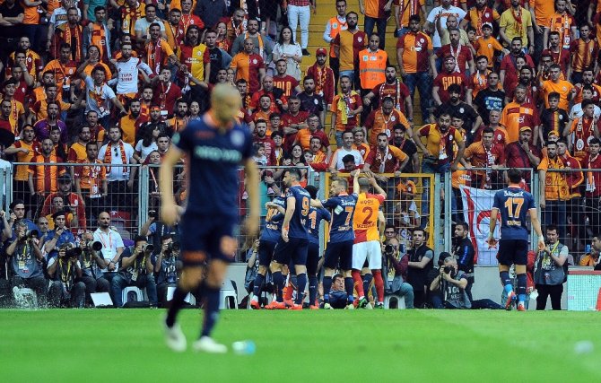 Spor Toto Süper Lig: Galatasaray: 0 - M.başakşehir: 1 (İlk Yarı)