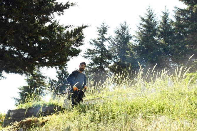 Artvin’de Mezarlıklar Bayrama Hazırlanıyor