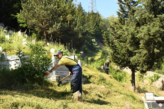 Artvin’de Mezarlıklar Bayrama Hazırlanıyor