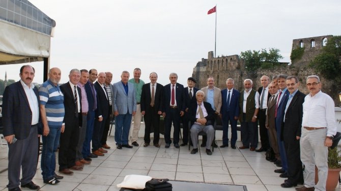 Şairler, Yazarlar Ve Gazeteciler İftar Yemeğinde Buluştu