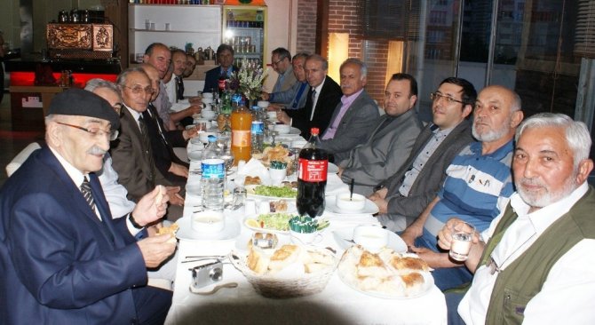 Şairler, Yazarlar Ve Gazeteciler İftar Yemeğinde Buluştu