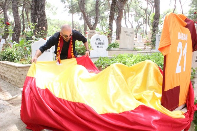 Galatasaray’ın Şampiyonluğunu Babasının Mezarında Kutladı