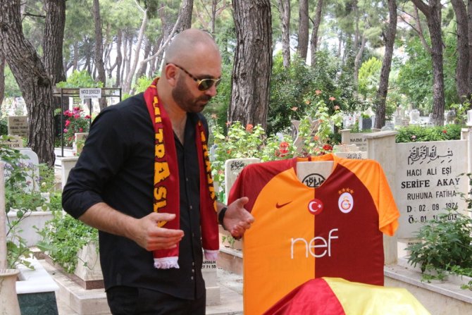 Galatasaray’ın Şampiyonluğunu Babasının Mezarında Kutladı