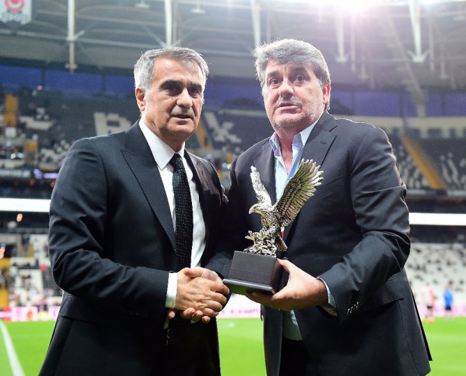 Şenol Güneş’e Teşekkür Plaketi Verildi