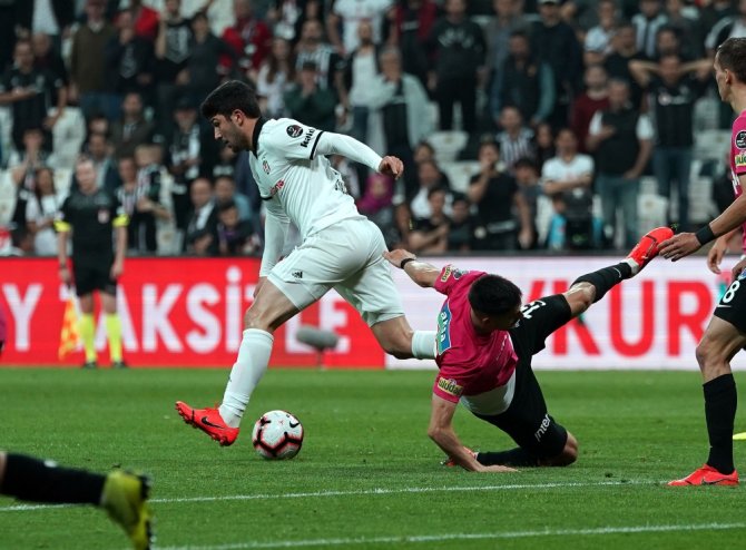 İlk Yarı Beşiktaş’ın Üstünlüğüyle Bitti