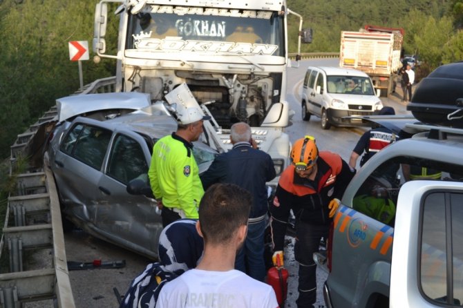 2 Tırın Arasında Kalan Otomobil Hurdaya Döndü: 1 Ölü