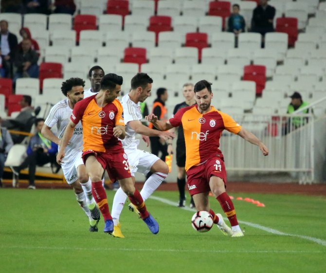 İlk Yarı 2-2 Eşitlikle Bitti