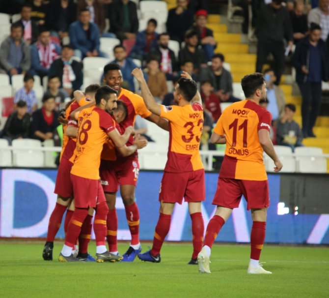 İlk Yarı 2-2 Eşitlikle Bitti