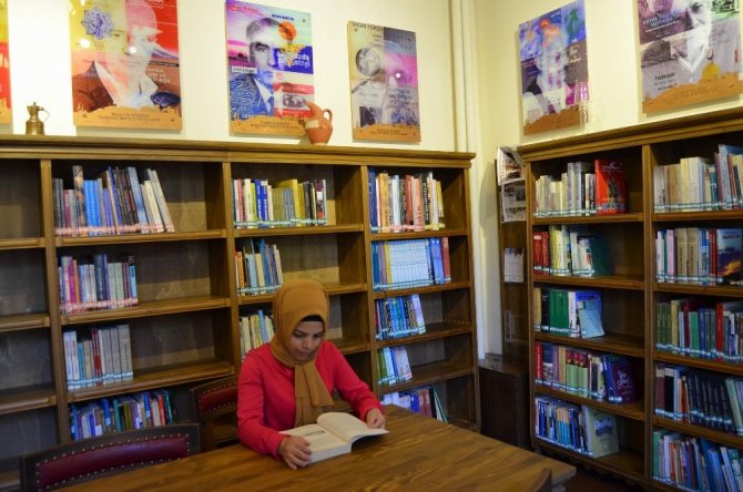Bu Kütüphanede Yüzlerce Trabzonlu Yazarın Eserleri Bulunuyor
