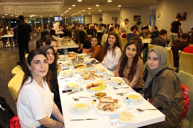 Avrasya Üniversitesi 9 Bin Öğrencisine İftar Verdi