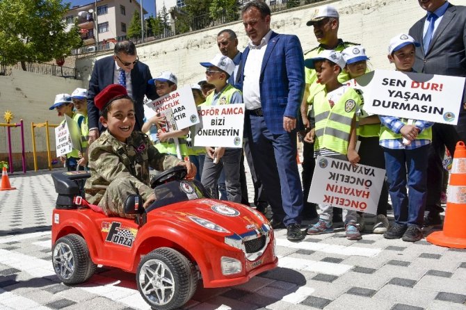 Vali Ve Belediye Başkanı Öğrencilerle Yaya Geçidi Boyadı