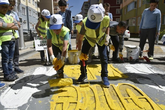 Vali Ve Belediye Başkanı Öğrencilerle Yaya Geçidi Boyadı
