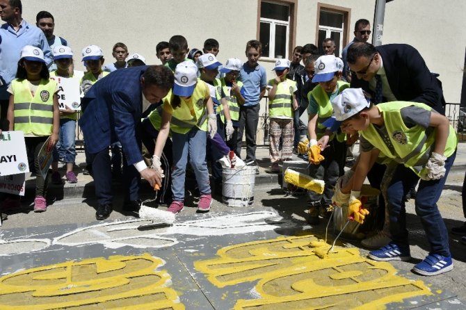 Vali Ve Belediye Başkanı Öğrencilerle Yaya Geçidi Boyadı