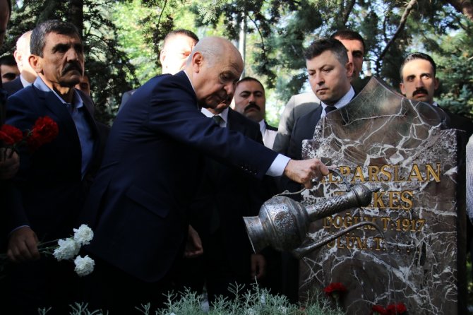 Bahçeli’den Bayram Sabahı Türkeş’in Kabrine Ziyaret