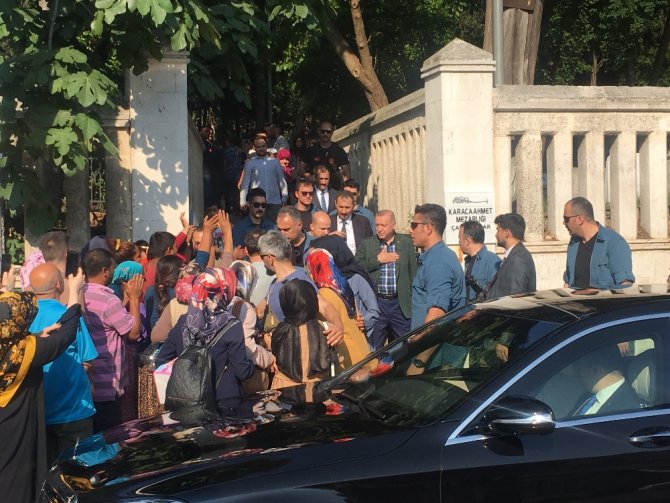Cumhurbaşkanı Erdoğan Anne Ve Babasının Mezarını Ziyaret Etti