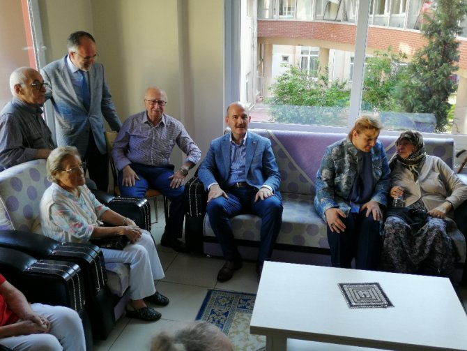 Bakan Soylu Huzurevi Sakinlerini Ziyaret Etti