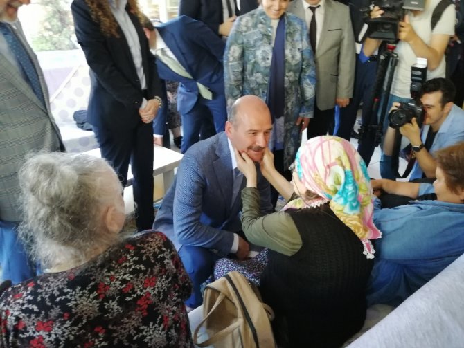 Bakan Soylu Huzurevi Sakinlerini Ziyaret Etti