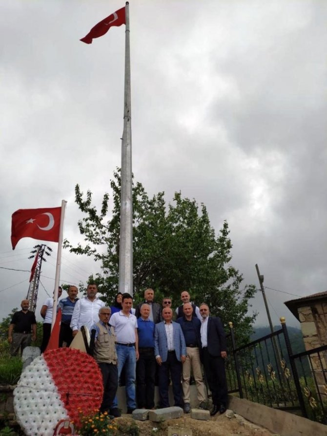 Şehit Mezarlığına 15 Metre Yüksekliğinde Türk Bayrağı
