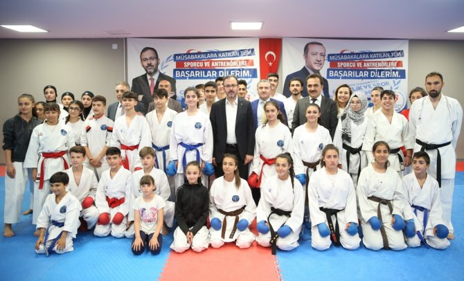 Bakan Kasapoğlu, Konya’da Sporcularla Bir Araya Geldi