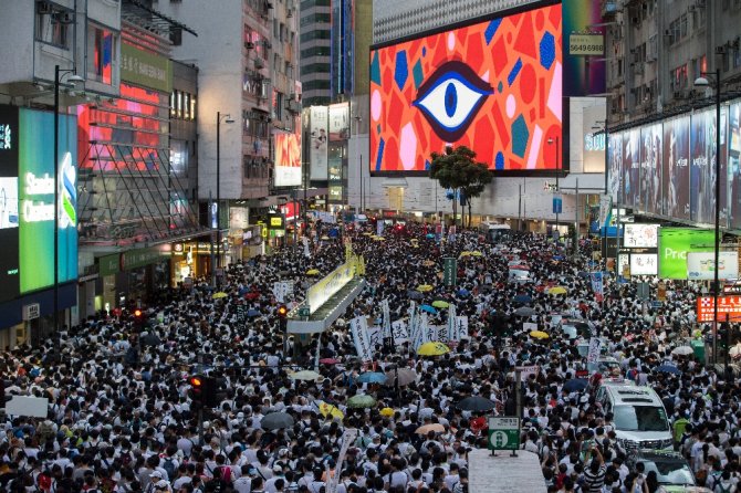 Hong Kong’da Yüzbinler Çin’e Karşı Sokakta