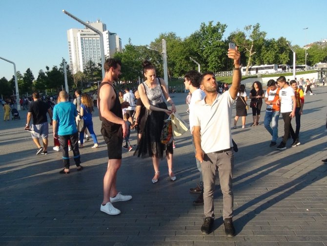 Taksim’de 2,05 Metrelik Basketbolcu Kadına Yoğun İlgi