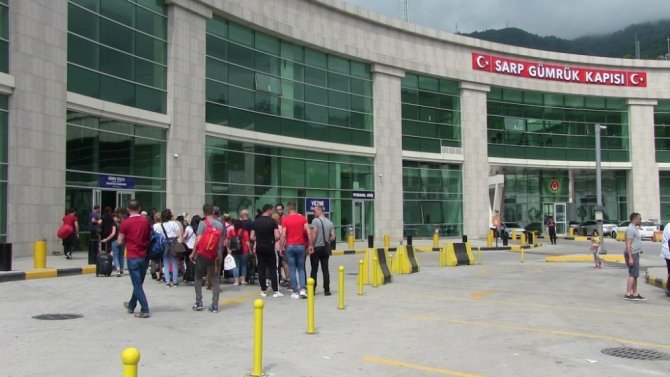 Bayramda Sarp Sınır Kapısını 231 Bin 139 Kişi Kullandı