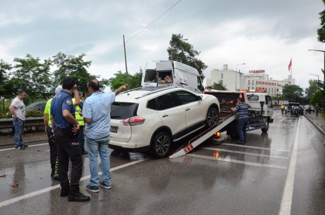 Karadeniz Sahil Yolu’nda 5 Araç Birbirine Girdi: 4 Yaralı