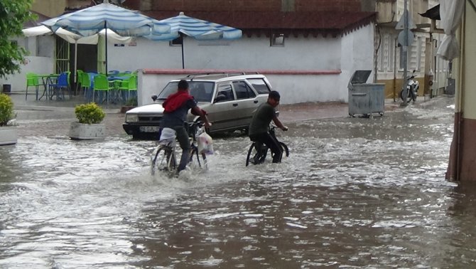 İnegöl’de Aniden Bastıran Yağmur Sokakları Göle Çevirdi