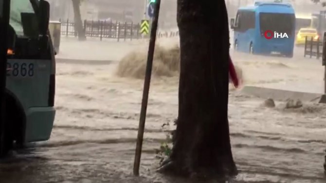 Pendik’de Yoğun Yağış Nedeniyle Yolları Su Bastı