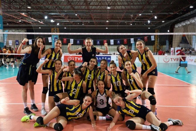 Yıldız Kızlar Voleybol Derbisini Fenerbahçe Kazandı